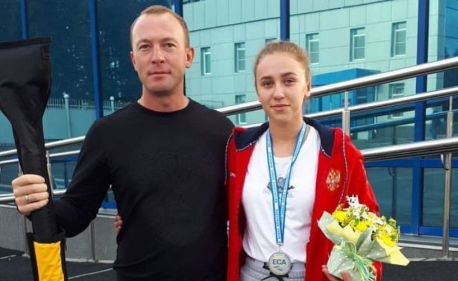 Лауреат конкурса тренер СШОР имени Константина Костенко Михаил Волков со своей воспитанницей Софией Штиль, призёром юниорского первенства мира по гребле на байдарках и каноэ