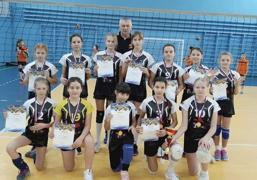 Юные волейболистки "Спортивной инициативы"