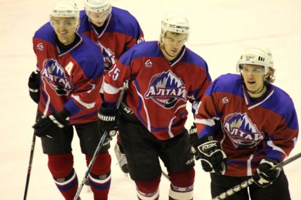 В повторном матче на своём льду «Алтай» выиграл у курганского «Зауралья-2» – 4:0 (фото).