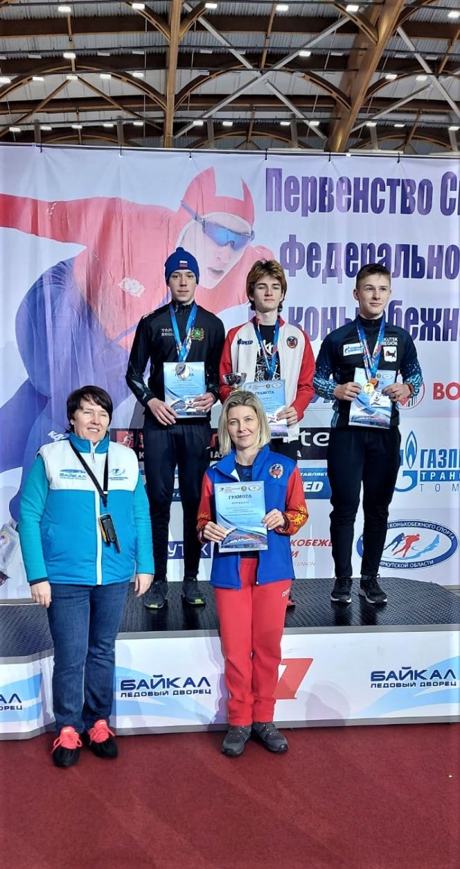 Церемония награждения призёров соревнований в многоборье. В центре победитель - Константин Афанасьев. У подножия подиума тренер спортсмена Елена Комаровская (с грамотой)  