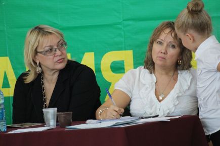 За судейским столиком тренер Елена Наумова (справа)