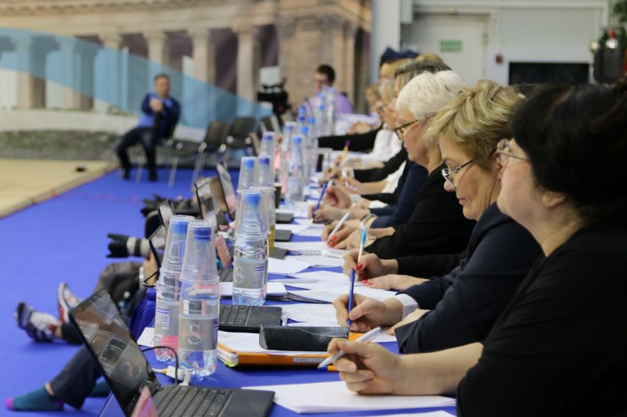 Судьи по художественной гимнастике за работой 