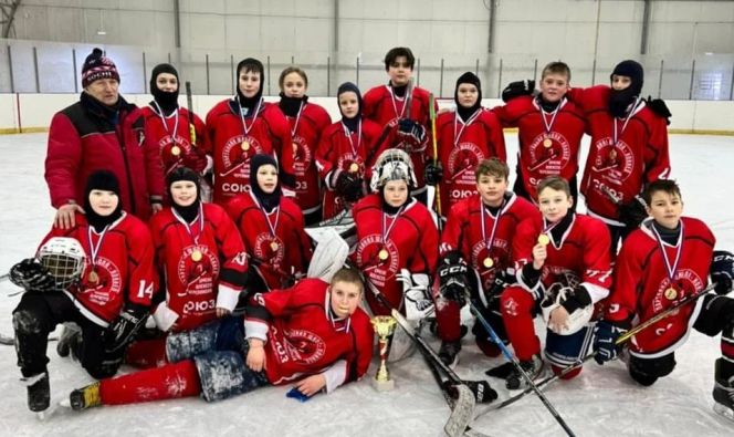 Краевой финал «Золотой шайбы» среди команд 2009−2010 годов рождения в Барнауле выиграли хоккеисты СШ имени Алексея Черепанова