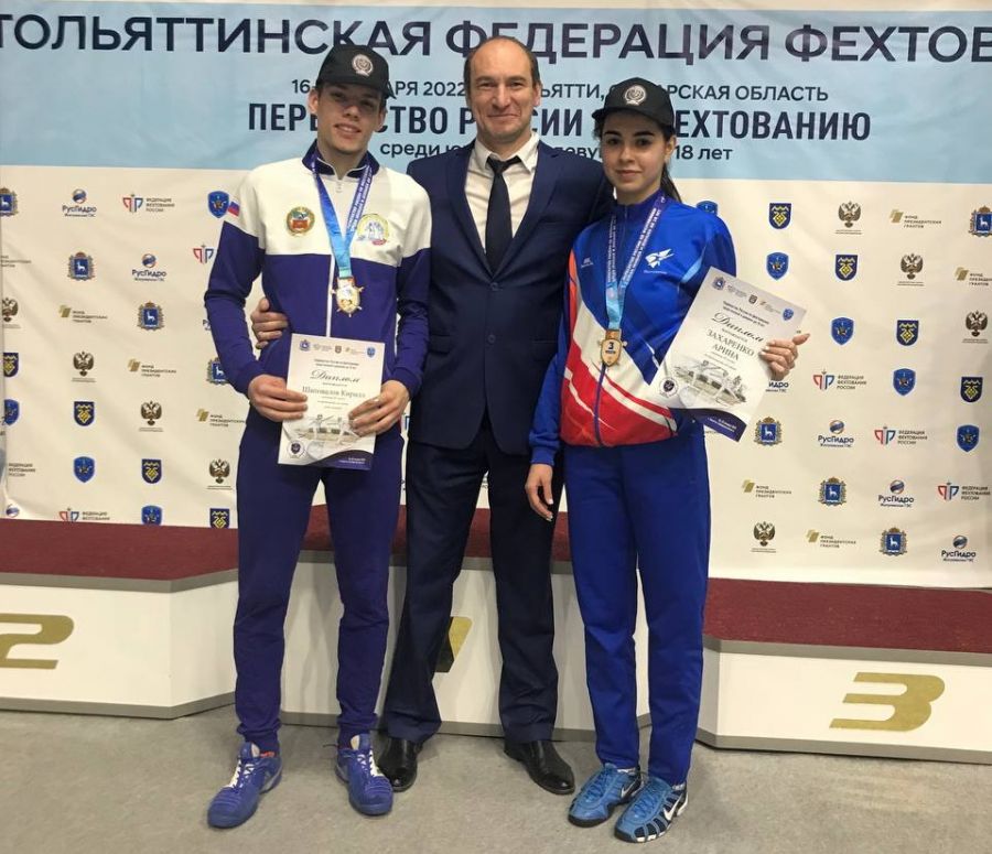 Тренер Валериан Феоктистов со своими воспитанниками