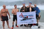 С Божьей помощью. В Крещение вместе с местными моржами окунулся в ледяную купель министр спорта Алтайского края 