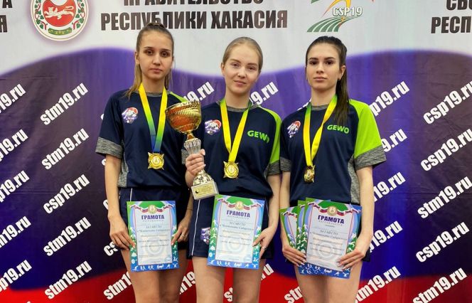 Слева направо: Людмила Швайко, Ярославна Зоркова, Ярослава Петраченко