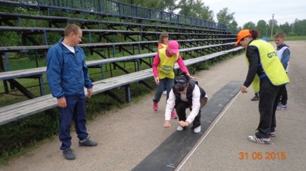 В Рубцовске прошли соревнования среди спортивных семей, посвященные Дню защиты детей.