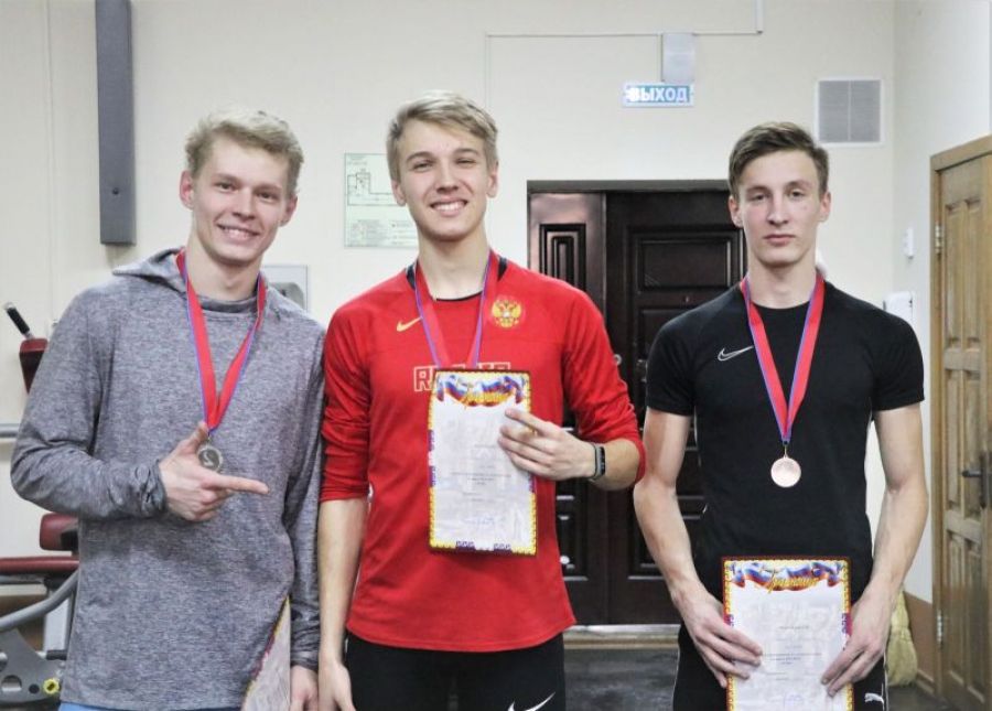 В центре Евгений Молчанов, трёхкратный победитель первенства СФО по лёгкой атлетике. Фото из архива "АС"