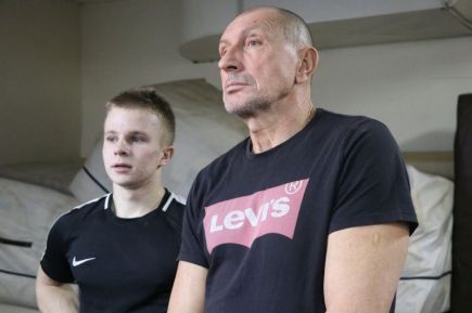 Заслуженный тренер России Сергей Клевцов наблюдает за соревнованиями. Фото из архива "АС"