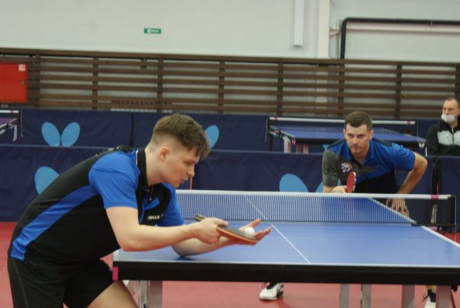 Фрагмент финала мужского одиночного разряда между Андреем Семеновым (на переднем плане) и Артёмом Панченко. Фото: газета "Хакасия"