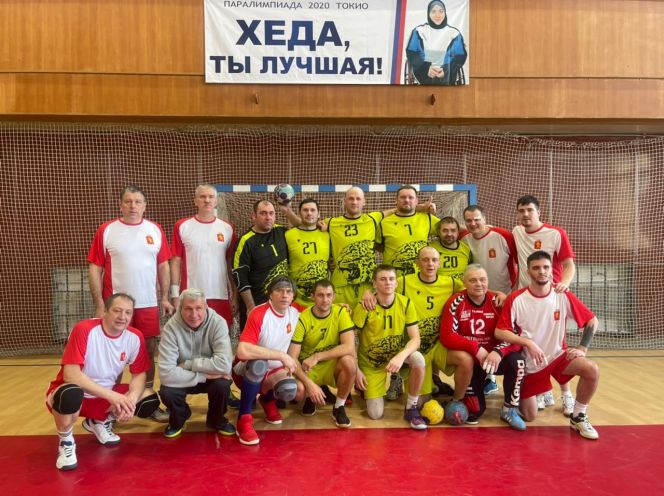 На фото: команды Бийского района (по центру) и Красноярска