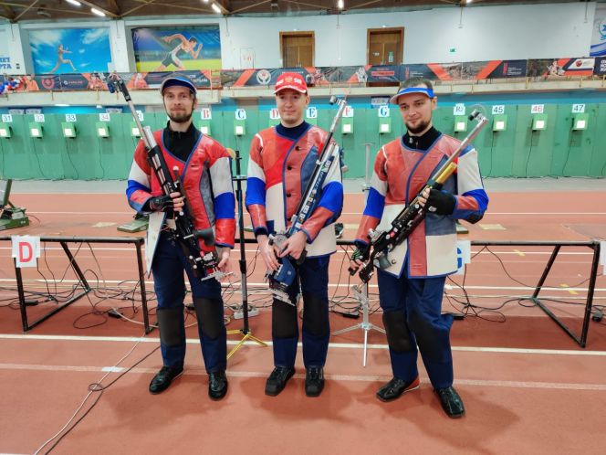 Призовая тройка чемпионата в стрельбе из пневматической винтовки с 10 метров.. Сергей Каменский - слева.
