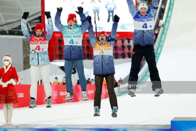 Сенсационные серебряные призеры Олимпиады в прыжках с трамплина (слева направо): Ирма Махини, Данил Садреев, Ирина Аввакумова и Евгений Климов. Фото: GettyImages