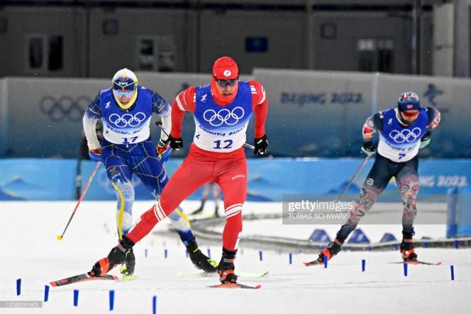 Россиянин Александр Терентьев (№12) выиграл олимпийскую бронзу в лыжном спринте. Фото: GettyImages