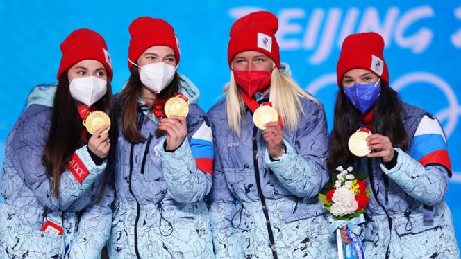 Лыжницы Юлия Ступак, Наталья Непряева, Татьяна Сорина и Вероника Степанова с золотыми медалями эстафеты. Фото Getty Images