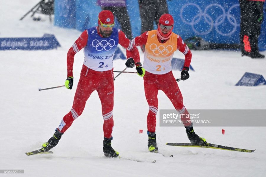 Денис Спицов передаёт "золотую" эстафету Сергею Устюгову. Фото: Getty Images