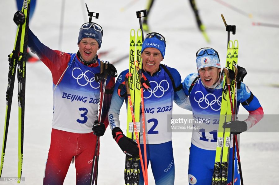 Призеры гонки преследования Тарьей Бё (№3), Кентен Фийон-Майе и Эдуард Латыпов (№11). Фото: Getty Images 