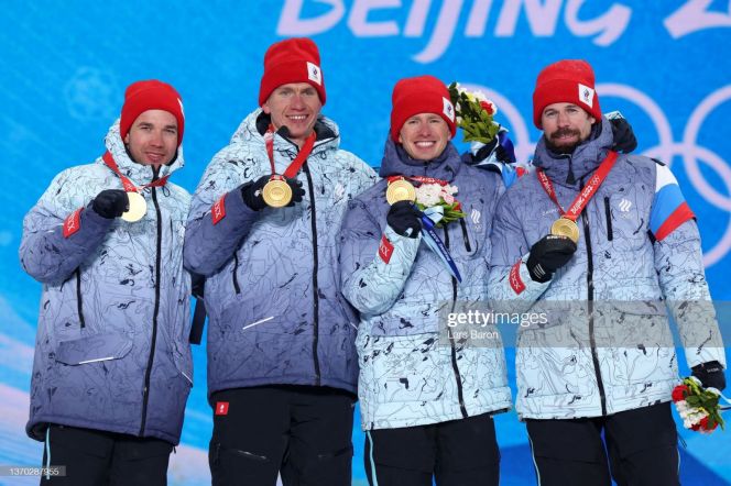 Олимпийские чемпионы в лыжной эстафете Алексей Червоткин, Александр Большунов, Денис Спицов и Сергей Устюгов. Фото: Getty Images
