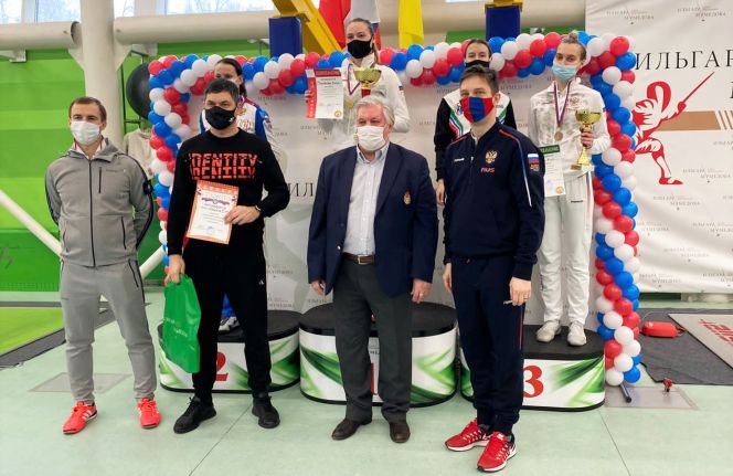 Саблистка Анна Смирнова (на пьедестале справа) победила олимпийскую чемпионку Яну Егорян, но для победы в турнире этого оказалось недостаточно 