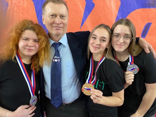 Именитый наставник Александр Смирнов со своими воспитанницами (слева направо) Юлией Горьковой, Викторией Голубковой и Аполлинарией Голиковой