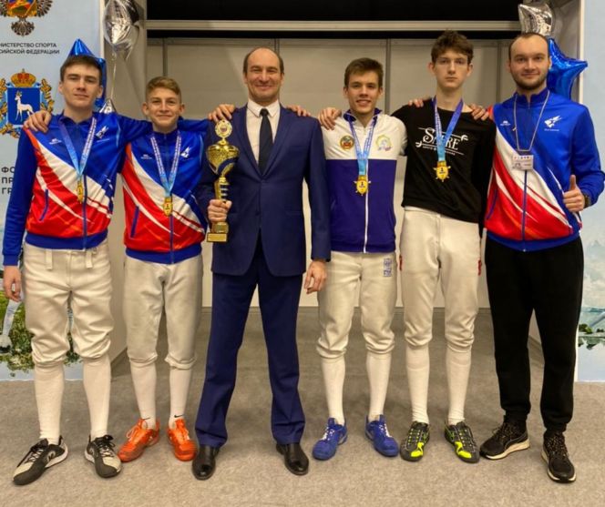 Кирилл Шаповалов (третий справа) и Валериан Феоктистов (четвёртый справа) после завоевания золота командных соревнований саблистов на первенстве России до 18 лет