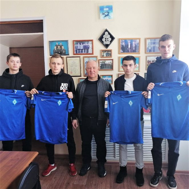 Президент ФК "Динамо-Барнаул" Алексей Минин с новичками футбольной команды