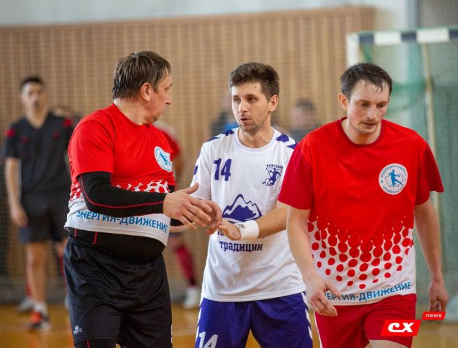 На фото: двое из десятки лучших бомбардиров - справа Анатолий Краснов (Энергия, 60 мячей, 2-е место), в центре Александр Лямкин (Усятское, 48 мячей, 8-е место)