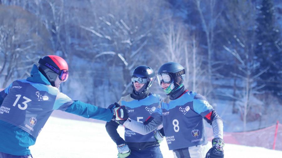 Соперники на трассе, друзья в жизни. Фото: Александр Чёрный/"Алтайский спорт"