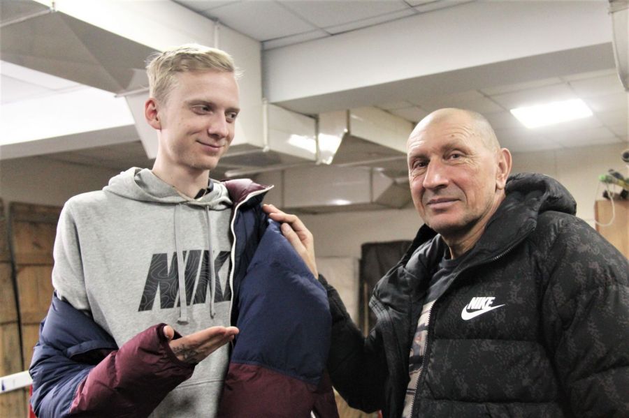 Савелий Савлуков - победитель зимнего чемпионата России-2022 в помещении в беге на 400 метров и его тренер Сергей Клевцов. Фото: Виталий Дворянкин/ "Алтайский спорт"