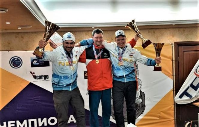 Сергей Боляхин (в красном) на высшей ступени пьедестала. Фото: Алтайский рыболовный клуб