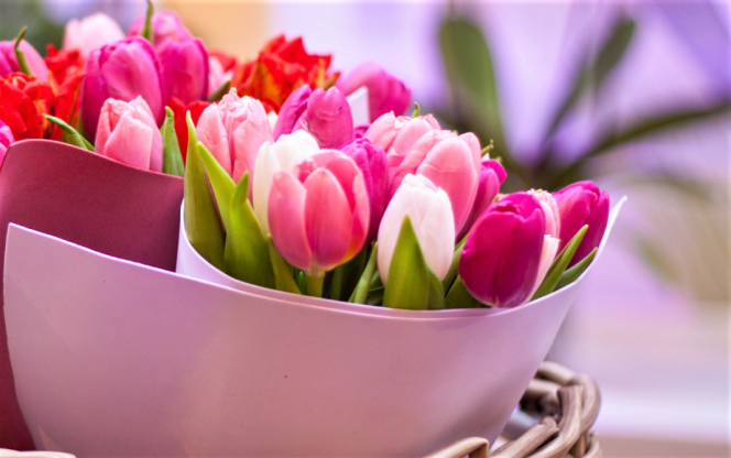 Дорогие женщины, с праздником 8 Марта!