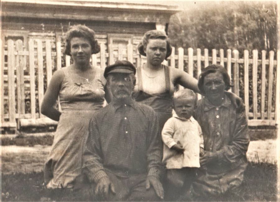 Деревня Новая Ярославского района Ярославской области. Николай Русинов с бабушкой Елизаветой Михайловной и дедушкой Михаилом Ильичем. Слева мама Николая Владимировича, справа - тётя. Фото из архива Николая Русинова