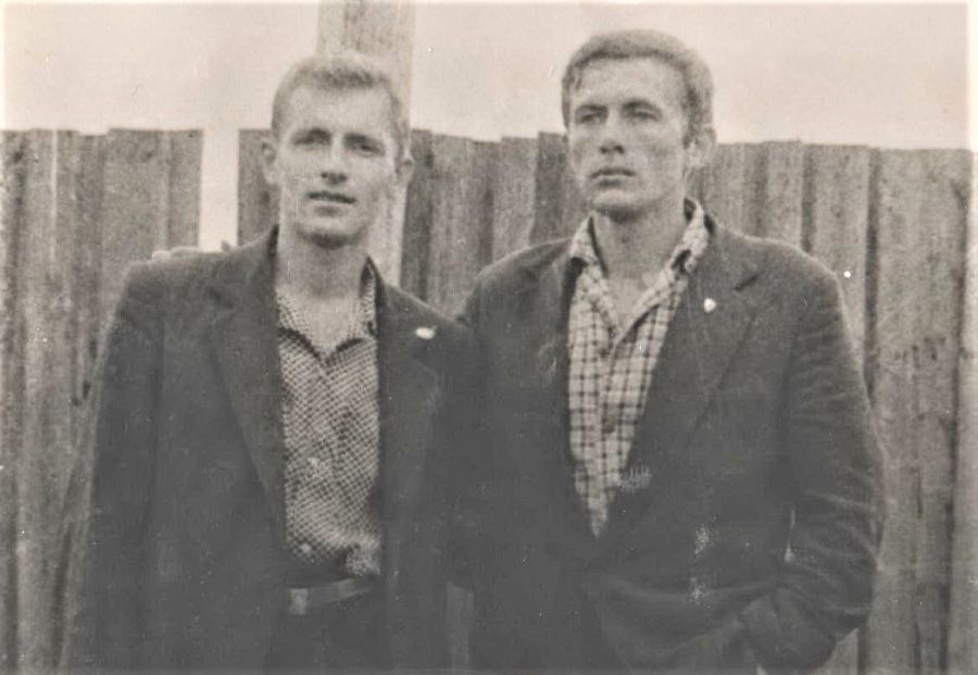 Николай Русинов и Виктор Смирнов (слева), однокурсник Русинова по Ярославскому пединституту, партнер по команде вуза и областной сборной ДСО "Буревестник". Начало 1960-х. Позже Виктор Смирнов играл за команды СКА (Новосибирск), "Буревестник" (Омск), был старшим тренером команд "Динамо" (Иркутск), "Динамо" (Сочи), "Кристалл" (Воронеж), тренером "Белогорья" (Белгород). Фото из архива Николая Русинова