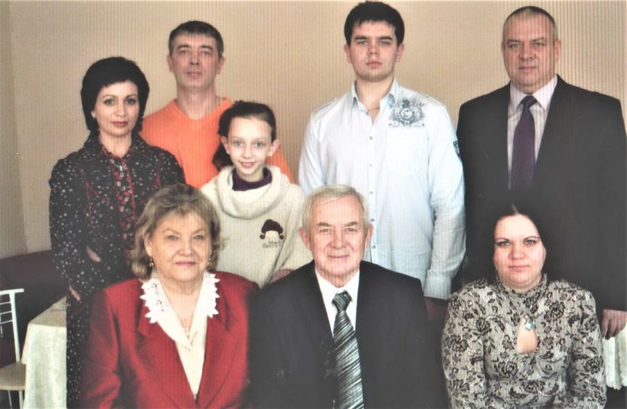 Николаю Русинову - 70 лет. Слева от юбиляра супруга, справа внучка Люба, дочь старшего сына. Во втором ряду крайний слева старший сын Александр, на другом крае младший сын Вадим с семьей и детьми.  Фото из архива Николая Русинова