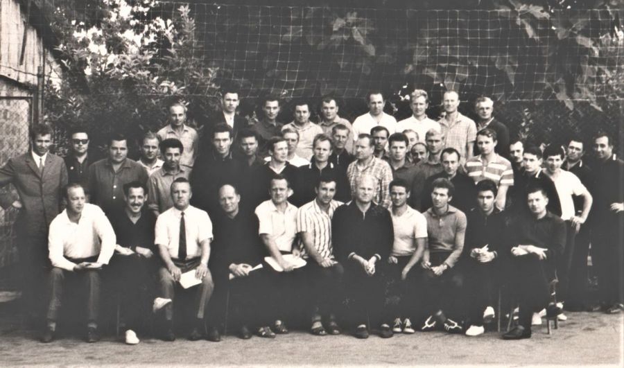 Всесоюзный тренировочный сбор. 1967 год, октябрь. Сухуми. Николай Русинов в центре второго ряда. Фото из архива Николая Русинова