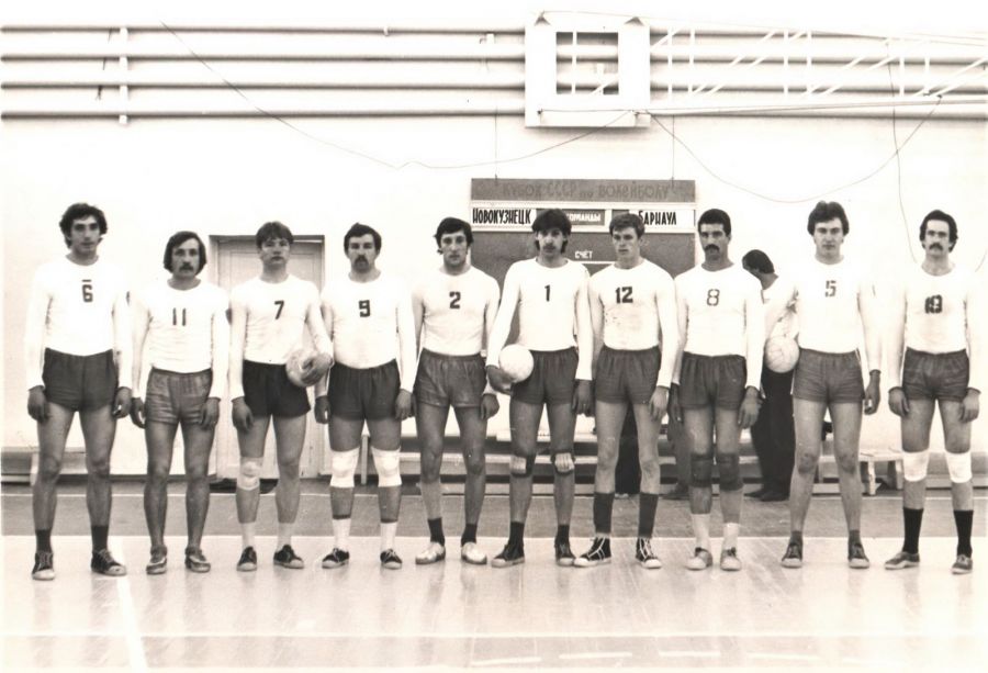 Команда Алтайского края в Дальнегорске на Кубке СССР для команд Сибири и Дальнего Востока.  1984 год, май. Слева направо: Иван Воронков, Василий Козлов, Алексей Калугин, Сергей Задесенец, Дмитрий Полторацкий, Юрий Васильев, Владимир Пенкин, Евгений Тюнин, Сергей Волчков, Николай Казанцев. Фото из архива Николая Русинова