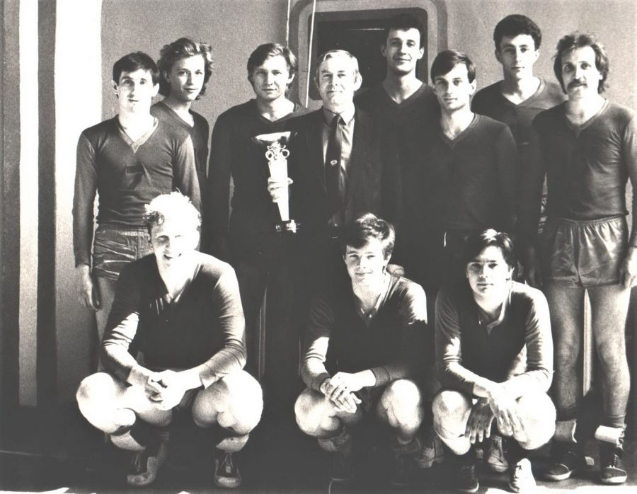 Команда АПИ - победительница первенства Сибири и Дальнего Востока среди технических вузов. В первом ряду сидят лучшие игроки команды: крайний слева центральный блокирующий Владимир Шклярук, справа от него пасующий Андрей Васильев. 1989 год. Фото из архива Николая Русинова