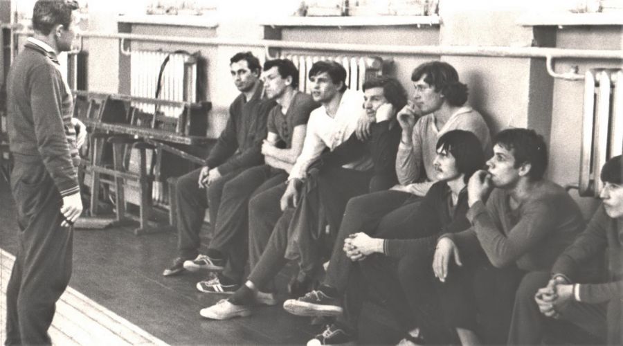 Николай Русинов даёт установку на тренировку. 1978 год, спортзал БГПИ. Слева направо Николай Соколов, Владимир Лазученко, Сергей Марков, Сергей Задесенец, Николай Волков, Николай Казанцев, Владимир Красиков, Вадим Евдокимов. Фото из архива Николая Русинова