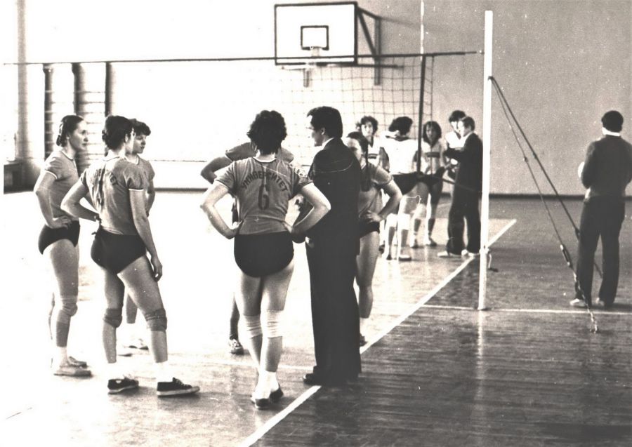 Женская команда АПИ (на дальнем плане) под началом Николая Русинова встречается в командой АГУ, которую тренирует Петр Дугнист. 1980 год. Фото из архива Николая Русинова