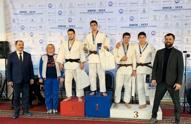 Алтайский дзюдоист Руслан Гарибов на верхней ступени пьедестала почета