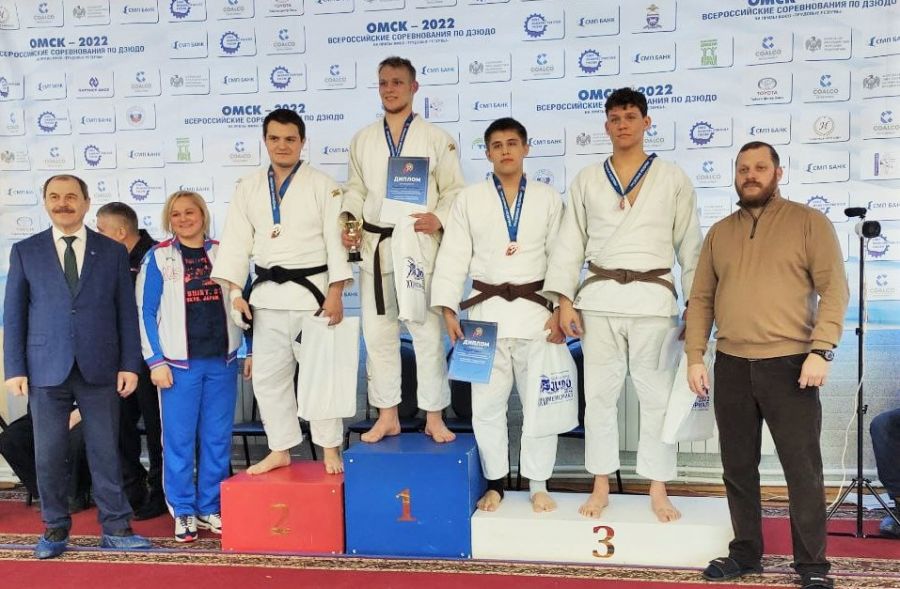 Денис Ткачёв (на пьедестале второй справа) стал бронзовым призером соревнований