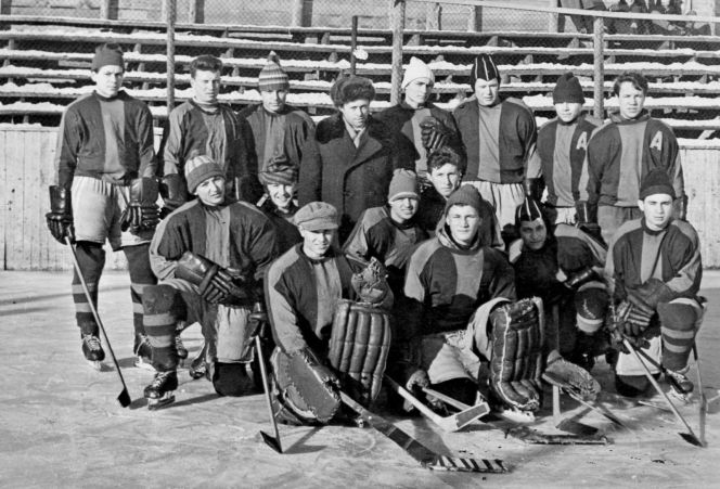 Снимок 1963−1964 гг. Хоккеисты барнаульского «Труда» (слева направо стоят): Борис Елчанинов, тренер Владимир Ранзин, Виктор Ашихмин, тренер Юрий Величкин, Леонид Рысков, Виктор Землянов, Петр Казаков, Михаил Князев. Слева-направо сидят: Владимир Ипполитов, Валерий Чернов, вратарь Николай Дорофеев, Владимир Титов, Владимир Шевченко, вратарь, Леонид Комаров, Сергей Елисеев.