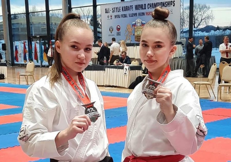 Дарья Копылова (слева) и Варвара Дорофеева с медалями турнира