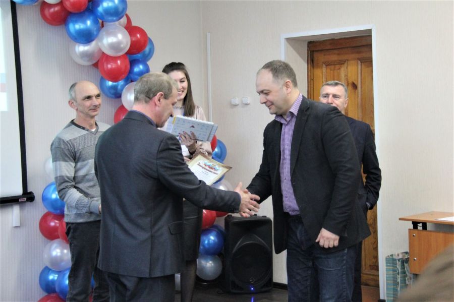 Директор Каменского педагогического колледжа Игорь Гаевский награждает председателя жюри конкурса профмастерства Ивана Самсоненко. Фото: Виталий Дворянкин/ "Алтайский спорт"