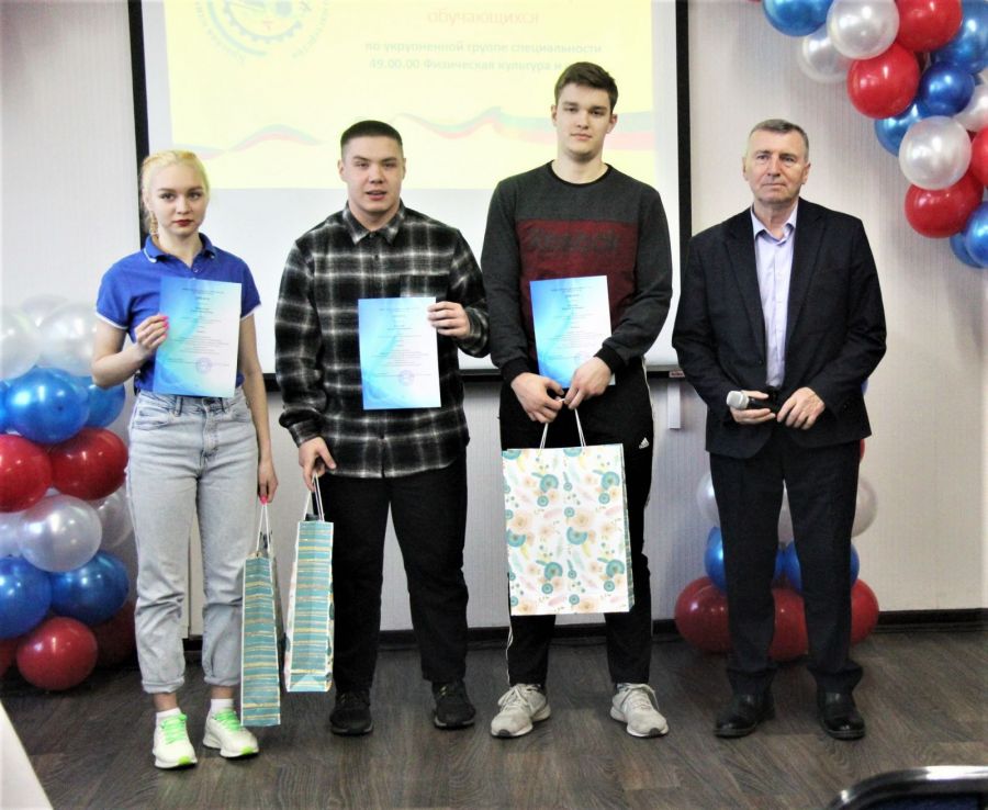 Трое лучших конкурсантов  (слева направо) - Алина Новахатняя,  Артём Бельский и Максим Феленюк. Фото: Виталий Дворянкин/ "Алтайский спорт"