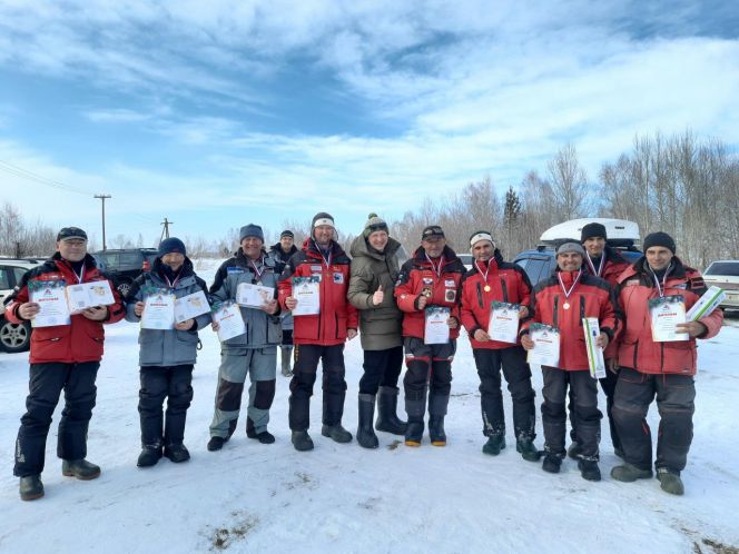 Спонсор соревнований Андрей Громов (в центре) с призерами командного первенства. Фото: Алтайский рыболовный клуб