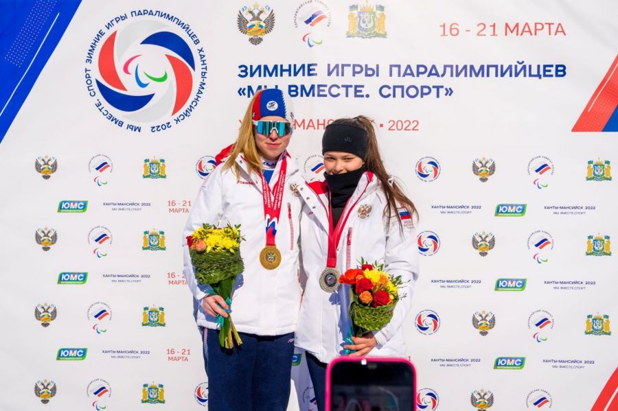 Таисья Форьяш (справа) и Варвара Ворончихина - серебряная и золотая медалистки соревнований горнолыжниц (спорт лиц с ПОДА). Фото: сайт Минспорта РФ