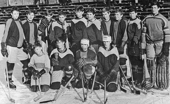 Снимок 1965 года. Команда юношей ДСШ «Труд» (Барнаул). Стадион «Труд». Верхний ряд (слева – направо): Геннадий Сушков, Виктор Парфенов, Масленников, Борис Звягинцев, Геннадий Галкин, Туболец, Петр Гальцов, Виктор Шилов, Агафонов, Анатолий Лебедев. Сидят (слева-направо): Канарский, Станислав Горбунов, Виктор Кладько, Ивачев