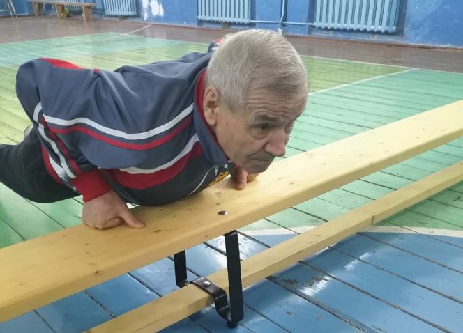 На фото ветеран спорта Александр Чебушов 