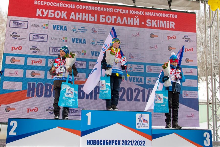 Костя Даньшин (слева) на пьедестале почета. Фото: группа ВКонтакте Кубок Анны Богалий-SKIMiR